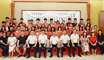 暖心护航梦想，共赴青春新程 ▏广东霸王花集团举行2025年员工子女高考奖学金发放仪式