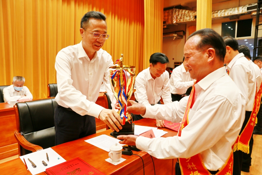 市委书记、市人大常委会主任林涛（左一）为朱日杨董事长（右一）颁发奖杯.jpg